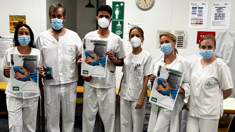 Personal del Hospital de Día de Oncología con carteles de faltan enfermeras